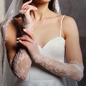 Elegant White Lace Bridal Sleeveless Gloves